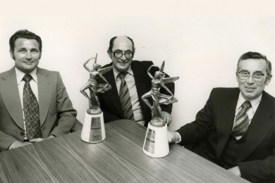 <h5>1977</h5><p>Philipp J. Rupp mit seinem Geschäftspartner Wolfgang Ricker nach der Preisverleihung des Oscars.																																																																																																																																																																											</p>