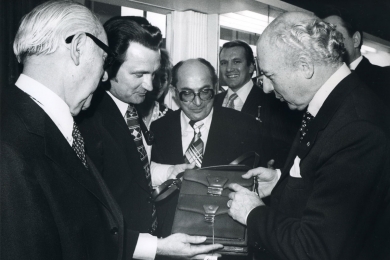 <h5>1977</h5><p>Bundespräsident Walter Scheel  besucht den Messestand auf der Internationalen Lederwarenmesse in Offenbach.																																																																																																																																																																											</p>