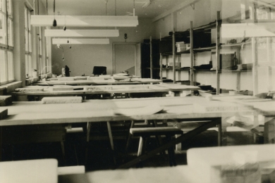 <h5>1965</h5><p>Blick in die Werkstatt im ersten Stock des alten Gebäudes.																																																																																																																																																																										</p>