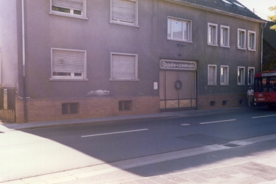 <h5>1986</h5><p>Entrance of the old company. Today here stands the Rodgau-Passage.																																																																																																																							</p>