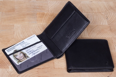 <h5>2223 38</h5><p>Wallet in black with 6 creditcard slots, net compartment, 2 slip pockets, double billfold and coin compartment. Size 10,5 x 8,5 cm</p>