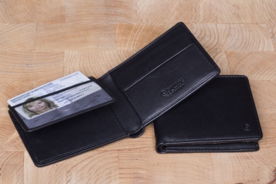 <h5>2224 38</h5><p>Wallet in black with 9 creditcard slots, 2 net compartments, 2 slip pockets, double billfold and coin compartment. Size: 10,5 x 8,5 cm</p>