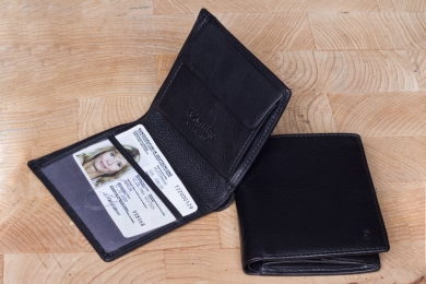 <h5>2233 38</h5><p>Wallet in black with 5 creditcard slots, net compartment, slip pocket, double billfold and coin compartment. Size: 9 x 10,5 cm	</p>