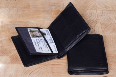 <h5>2234 38</h5><p>Wallet in black with 7 creditcard slots, 2 net compartments, 2 slip pockets, double billfold and coin compartment. Size: 9 x 10,5 cm</p>