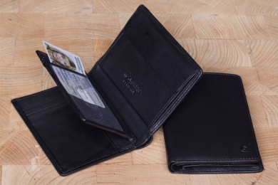 <h5>0462 38</h5><p>Wallet in black with 12 creditcard slots, 2 net compartments, 8 slip pockets, double billfold and coin compartment. Size: 9 x 12 cm</p>