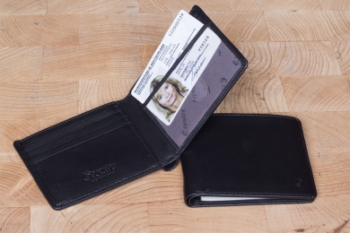 <h5>3025 38</h5><p>Creditcard case in black with 9 creditcard slots, net compartment, 2 slip pockets and double billfold. Size: 10,5 x 8,5 cm 	</p>