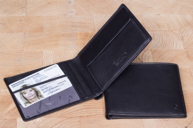 <h5>2296 38</h5><p>Wallet in black with 7 creditcard slots, net compartment, 3 slip pockets, double billfold and coin compartment. Size: 12 x 9,5 cm</p>