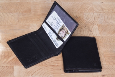 <h5>3026 38</h5><p>Creditcard case in black with 8 creditcard slots, net compartment and double billfold. Size: 8,5 x 10,5 cm 	</p>