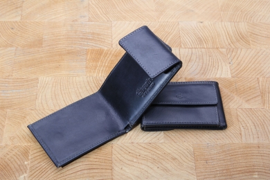 <h5>2911 08</h5><p>Scheintasche in schwarz, blau und braun mit einem Kreditkartenfach, Scheinfach für gefaltete Scheine und Münzfach. Maße: 10 x 6,5 cm</p>