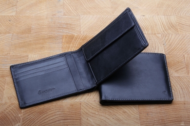 <h5>2996 08</h5><p>Scheintasche in schwarz, blau und braun mit 8 Kreditkartenfächern, 3 Ausweisfächern, doppeltem Scheinfach und Münzfach. Maße: 12 x 9 cm	</p>