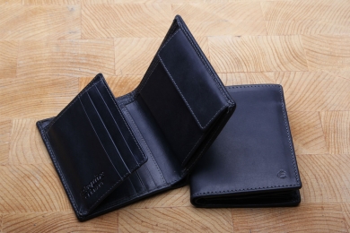 <h5>0459 08</h5><p>Wallet in black, blue and brown with 8 creditcard slots, net compartment, id slot, 4 slip pockets, double billfold and coin compartment. Size: 9 x 11 cm</p>