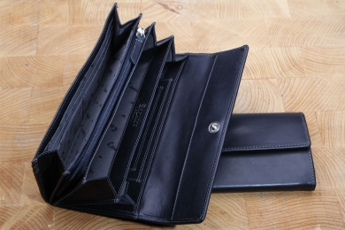 <h5>1243 08</h5><p>Wallet in black, blue and brown with 13 creditcard slots, id slot, 6 slip pockets and coin compartment with zip. Size: 19 x 10 cm</p>