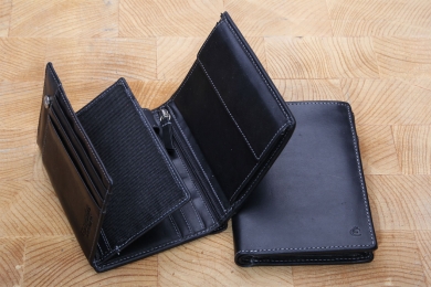 <h5>0484 08</h5><p>Wallet in black, blue and brown with 13 creditcard slots, 2 net compartments, 5 slip pockets, zip-compartment, double billfold and coin compartment. Size: 9,5 x 12,5 cm	</p>