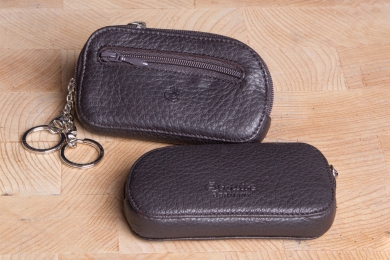 <h5>3961 09</h5><p>Schlüsseletui in schwarz und braun mit 2 Ringen und Reißverschluß-Vortasche. Maße: 11,5 x 6,5 cm</p>