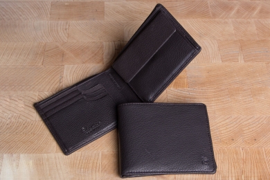 <h5>2295 09</h5><p>Scheintasche in schwarz und braun mit Cardsafe System mit 8 Kreditkartenfächern, Steckfach, doppeltem Scheinfach und Münzfach. Maße: 12 x 10 cm</p>