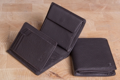 <h5>0966 09</h5><p>Wallet in black and brown with Cardsafe system with 12 credit card slots, 4 identity card compartments, double billfold and coin compartment. Size: 10 x 12 cm																																																			</p>