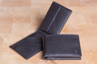 <h5>2203 09</h5><p>Wallet in black and brown with Cardsafe system with 4 credit card slots, clamp compartment, billfold and coin compartment. Size: 11 x 7,5 cm</p>