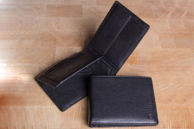 <h5>2282 09</h5><p>Wallet in black and brown with Cardsafe system with 12 credit card slots, 3 identity card compartments, double billfold and coin compartment. Size: 12,5 x 9,5 cm	</p>