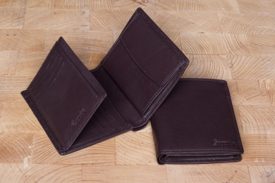 <h5>0464 59</h5><p>Wallet in black and brown with 12 creditcard slots, 5 identity card slots, double billfold and  coin compartment. Size: 10 x 12 cm</p>
