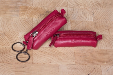 <h5>3379 59</h5><p>Key case with zip in black, brown and red with 2 key chains. Size: 11 x 4 x 2,5 cm	</p>