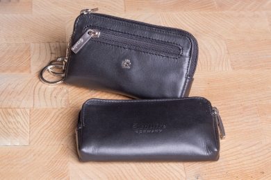 <h5>3262 49</h5><p>Key case in black with 2 rings and zip compartment.	 Size: 11 x 6 cm</p>