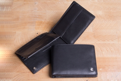 <h5>2282 49</h5><p>Wallet in black with Cardsafe system and RFID-protect with 12 credit card slots, 3 clamp compartments, double billfold and coin compartment. Size: 12,5 x 9,5 cm</p>