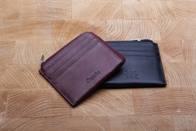 <h5>3054 13</h5><p>Kreditkartenetui in schwarz, rot und braun mit RFID-Schutz, 6 Kreditkartenfächern und Münzfach mit RV. Maße: 10,5 x 9 cm																	</p>