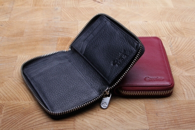 <h5>3049 13 </h5><p>Creditcard case in black, red and brown with RFID-Protect, 7 creditcard compartments, 2 slip pockets and billfold. Size: 8,5 x 11,5 cm																</p>