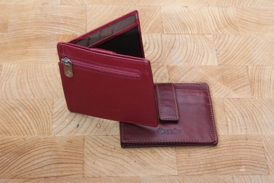 <h5>3051 13</h5><p>Creditcard case in black, red and brown with RFID-Protect, 9 creditcard compartments, transparent compartment and 2 slip pockets. Size: 10 x 8,5 cm																	</p>