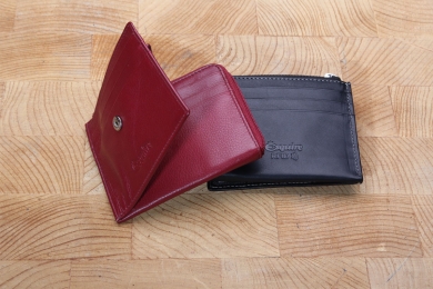 <h5>3055 13</h5><p>Creditcard case in black, red and brown with RFID-Protect, 9 creditcard compartments, transparent compartment and zipped coin compartment. Size: 10,5 x 9,5 cm																	</p>