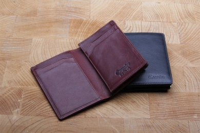 <h5>3058 13</h5><p>Creditcard case in black, red and brown with RFID-Protect, 7 creditcard compartments, 2 slip pockets, billfold and zipped coin compartment. Size: 7,5 x 10,5 cm																</p>