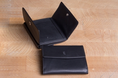 <h5>0018 10</h5><p>Taschenbörse in schwarz mit RFID-Schutz, 4 Kreditkartenfächern,  Steckfach, Scheinfach und Münzfach. Maße: 9,5 x 7,5 cm																																		</p>