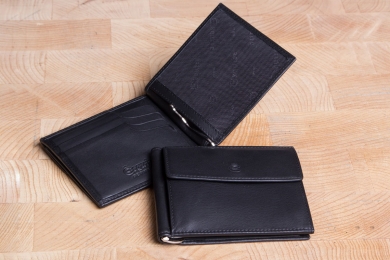 <h5>2565 10</h5><p>Klammerbörse in schwarz mit Cardsafe System und RFID-Schutz, 4 Kreditkartenfächern, Sichtfach, Clip für Scheine und Münzfach. Maße: 11 x 8,5 cm																																		</p>