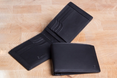 <h5>3925 10</h5><p>Kreditkartenetui in schwarz mit Cardsafe System und RFID-Schutz, 12 Kreditkartenfächern, 4 Steckfächern und Scheinfach. Maße: 12 x 9 cm																																			</p>