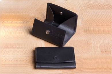 <h5>0008 10</h5><p>Coin purse small  with Vienna box in black with coin compartment with Vienna box and clamp compartment. Size: 8 x 6,5 cm																																			</p>