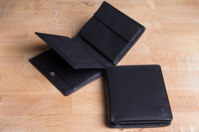<h5>0467 10</h5><p>Wallet in black with Cardsafe system and RFID-Protect, 12 credit card compartments, 5 identity card compartments, clamp comp., billfold and coin compartment. Size: 10,5 x 12 cm																																			</p>