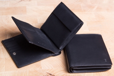 <h5>0476 10</h5><p>Wallet in black with Cardsafe system and RFID-Protect 16 credit card slots, 3 identity card slots, 2 clamp compartments, billfold and coin compartment. Size: 11 x 12 cm																																		</p>