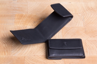 <h5>0005 10</h5><p>Wallet small in black with billfold for folded bills and coin compartment. Size: 9,5 x 6,5 cm																																			</p>