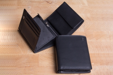 <h5>0484 10</h5><p>Wallet in black with RFID-Protect, 13 credit card slots, 4 identity card slots, zip compartment, billfold and coin compartment. Size: 10 x 12,5 cm																																		</p>