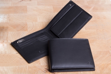 <h5>2889 10</h5><p>Wallet with zipper in black with Cardsafe system and RFID-Protect, 8 credit card slots. 2 clamp compartments, double billfold with zipper, coin compartment. Size: 12 x 10 cm																																		</p>