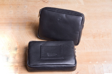 <h5>1901 10</h5><p>Beltpouch in black with zip compartment and belt loop. Size: 12 x 8,5 cm																																		</p>