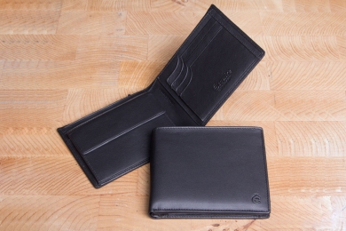 <h5>2294 10</h5><p>Left- Hand wallet in black with Cardsafe system and RFID-Protect, 8 creditcard slots, identity card comp., double billfold with secret comp. and coin comp. Size: 12 x 9,5 cm																																		</p>