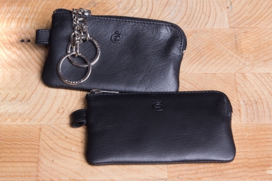 <h5>3390 10</h5><p>Key case in black with 2 chains and rings. Size: 10,5 x 6 cm																																		</p>