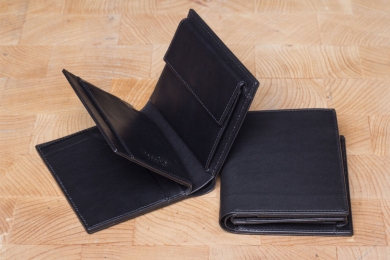 <h5>0458 45</h5><p>Wallet in black with Cardsafe system and RFID-protect, 6 credit card slots, 6 clamp comp., double billfold and coin comp. Size: 9 x 11,5 cm																	</p>