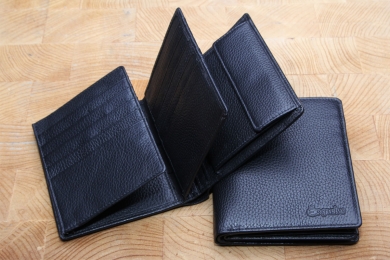 <h5>0484 05</h5><p>Wallet in black with 13 credit card slots, 2 net comp., 5 identity card slots, clamp comp., zip comp., double billfold and coin compartment. Size: 9,5 x 12,5 cm</p>