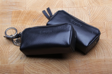 <h5>3279 05</h5><p>Key case  in black, red and royal. Size 10,5 x 5,5 cm. Description: 2 key chains. Size: 10,5 x 5,5 cm</p>