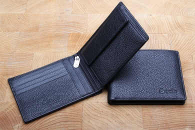 <h5>2992 05</h5><p>Wallet in black with 8 credit card slots, 2 identity card slots, clamp comp., zip comp., double billfold and coin compartment. Size: 12 x 9 cm</p>