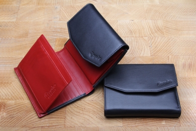 <h5>1278 02</h5><p>Wallet in black - red with 12 credit card slots,net comp., 5 identity card comp., clamp comp.,double billfold and coin comp. Size: 12 x 10 cm</p>