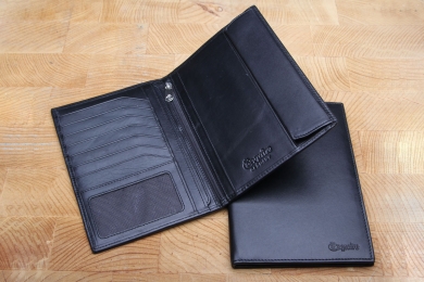 <h5>5522 02</h5><p>Billfold in black with 4 credit card slots, net comp., 5 clamp comp., zip comp., and removeable cover for 2 id´s. Size: 11,5 x 17 cm</p>