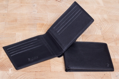 <h5>3025 11</h5><p>Kreditkartenetui in schwarz mit RFID-Schutz, 12 Kreditkartenfächern, 4 Steckfächern und doppeltem Scheinfach. Maße: 12 x 9,5 cm </p>